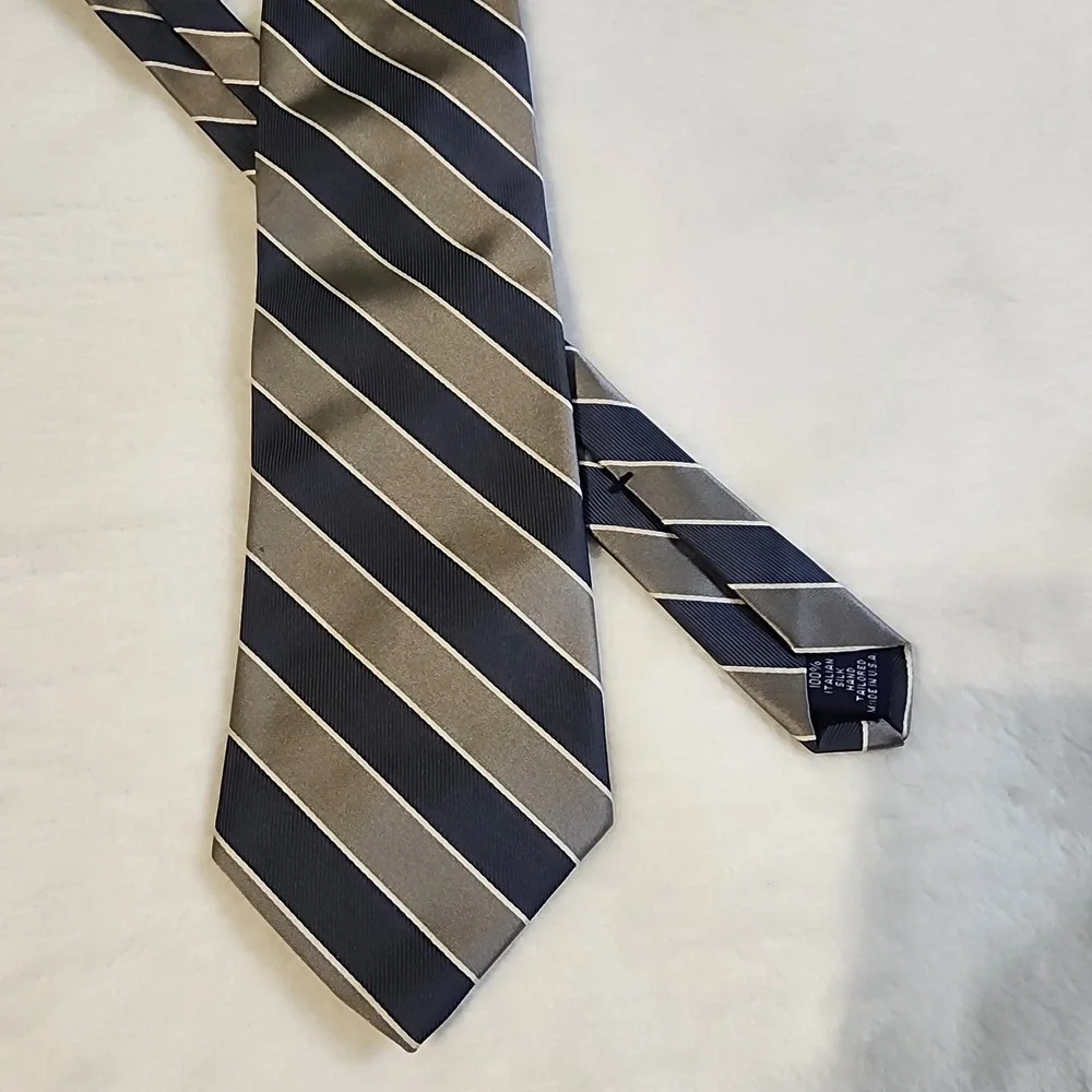 Paul Fredrick Men's Silk Tie 100% Italian Silk Silver Blue Stripe Made In USA
